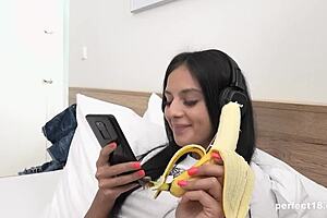 Big purring pussy lips get fingered solo