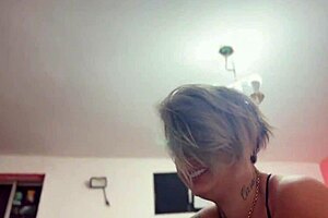 chegou em casa louca e caiu de boca na rola mole