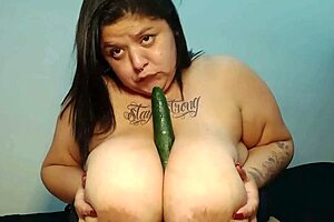BBW Mary Jhuana enjoys vegan double penetration with vegetables.