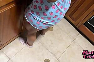 Hijastra learns to fuck with padrastro's cock in her big ass, having sex!