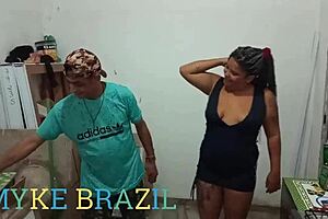 Fanny prado oficial1 veja o que essa gata aprontou o patr�o vai trabalhar e deixa a empregada para fazer almo�o para o azulejista s� e ela n�o resistiu e deu pra ele bem gostoso enquanto o patr�o estava no trabalho