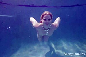 extra wet blonde sunny lane gives a penis pleasing bj in public pool 😍