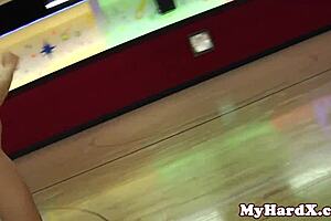 rollerskating gonzo babes getting pussyfucked in the group