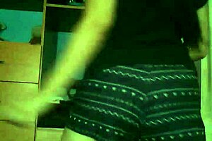 I admire my Venezuelan neighbor's beauty.