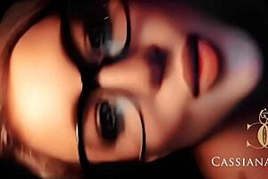 Eu esfreguei minha buceta molhada sem camisinha naquele pau grande e grosso e depois chupei ate encher minha boca de porra