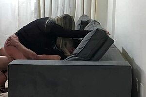 Casada Chupando Montando E Gozando No Pau Do Amante Sem Camisinha No Sofá Da Sala Enquanto O Marido Corno E Bom Anfitrião Assiste E Filma Tudo