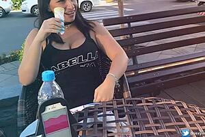 safada gozando em publico com brinquedo interativo public female orgasm interactive toy girl with remote vibe outside