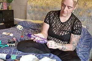 The mature wife explores her collection of sex toys in a homemade session