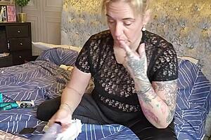 The mature wife explores her collection of sex toys in a homemade session