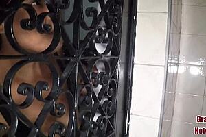 Esposa puta traiu o marido na propria cama do casal com o segun�a da rua e ainda deu o cuzinho. Anal assfucking with european cock for slut wife.