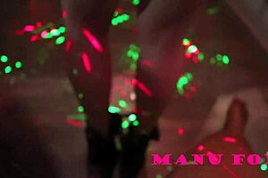 dando bucetinha no pole dance da boate