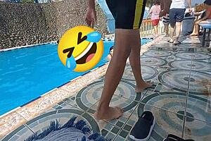 hago que me lo chupe mientras la amiga espera afuera del baño, pasemos a un hotel público