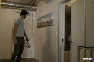 The delivery guy prefers the best bodybuilder neighbor for a rough encounter.