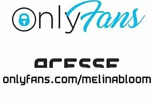 Putinha Vestida De Verde Pagando Um Boquete No Elevador Do Hotel - Melina Bloom