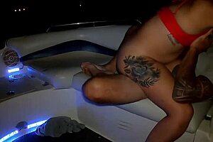 फ्लोरान रसेल कॉस्प्ले कॉस्ट्यूम में आउटडोर लाइव सीन में हार्डकोर एनल असफकिंग करती है