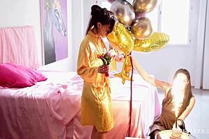 Scarlett and Anna climaxing?