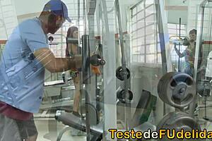 Hey, the gym uncle totally nailed that hot student's tight pussy! 😏🍑