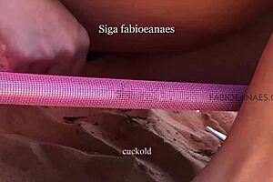 Esposa na praia apalpando o cafucu dotad�o de sunga branca e o corno s� a dist�ncia filmando bbc fabioeanaes com