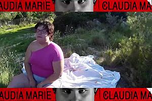 snacking on fat curvy pussy outdoors makes her horny