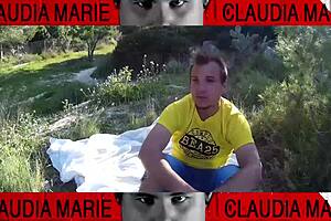 snacking on fat curvy pussy outdoors makes her horny