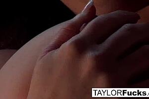 can you believe this beautiful vixen's sexy nude masturbation session?