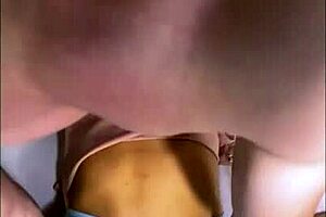 la hijastra era tan apretada que nunca habia podido tener relaciones pero su novio esperaba.