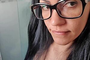 DEPOIS DE GOZAR COM O DEDINHO E FICAR MELADINHA VIM TOMAR UM BANHO PARA RELAXAR BUCETINHA FICOU INCHADINHA E COM PORRA TAVA DELÍCIA DMAIS