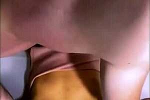 la hijastra era tan apretada que nunca habia podido tener relaciones pero su novio esperaba.