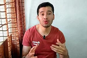 El Mejor Amigo De Mi Hermano Me Encuentra Meti�ndome Un Dildo Y Termina Penetrandome Con Su Vergota De 19Cm Por Primera Vez Relato Sexual