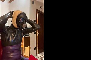 how to properly wear a tight gas mask for latex rubber fetish enthusiasts
