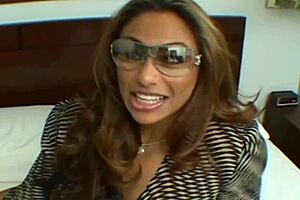 Latina enjoys a relaxing oral session