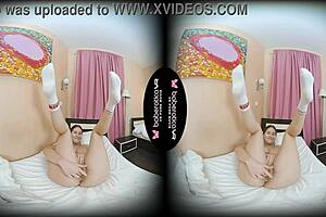 Amalia davis explores her plump body in vr