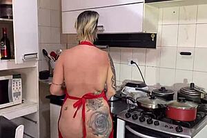 preferi usar pepino grosso na buceta ao inves de jantar especial