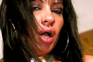 brunetta focosa ama ingoiare tutto lo sperma dopo una gran scopata 3