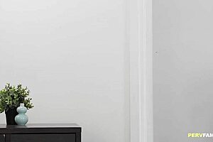 स्टीपसिस्टर पेटन प्रेस्ली को रोलप्ले में बड़ा लंड चाहिए था क्रैश करने के लिए।