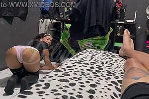 minha empregada safadinha quer putaria no serviço?