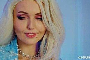 i love elsa's ice heart cosplay with her hot pussy