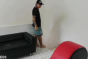 llamo a mi madrastra para mostrarle la silla del amor que compre y le propuse usarla follamos lo mas de rico