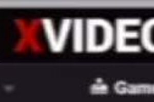 High school couple fucks wildly in karaoke shop!