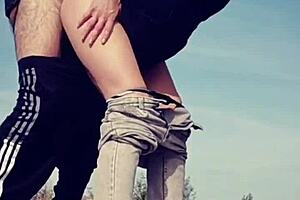 सड़क पर ब्लोजॉब देकर डॉगी स्टाइल के लिए झुक गई