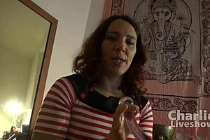 Un Gros Gode En Verre Pour Le Cul De Charlie