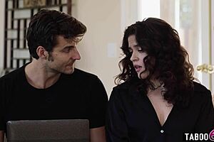 Computer technician finds porn on Latina MILF Victoria Voxxx's PC and deepthroats her