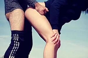 सड़क पर ब्लोजॉब देकर डॉगी स्टाइल के लिए झुक गई