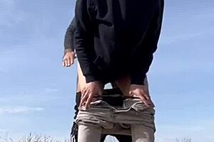 सड़क पर ब्लोजॉब देकर डॉगी स्टाइल के लिए झुक गई