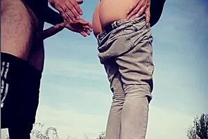 सड़क पर ब्लोजॉब देकर डॉगी स्टाइल के लिए झुक गई