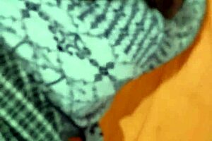 Mi tia de guatemala me descubre espiando y terminamos chimando despacio al final!