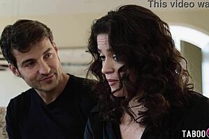 Computer technician finds porn on Latina MILF Victoria Voxxx's PC and deepthroats her