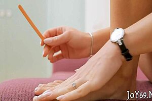 i pleasur myself with toys and fingering as a hotty babe