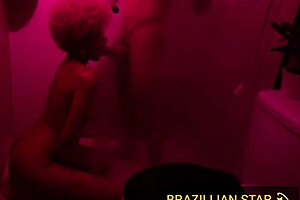 Gostosa tomando banho