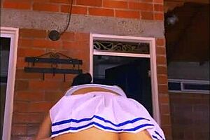 la madrastra de su amiga tenía una voz suave y sensual que lo hacía sentir como si estuviera en un sueño cada vez que hablaba con él